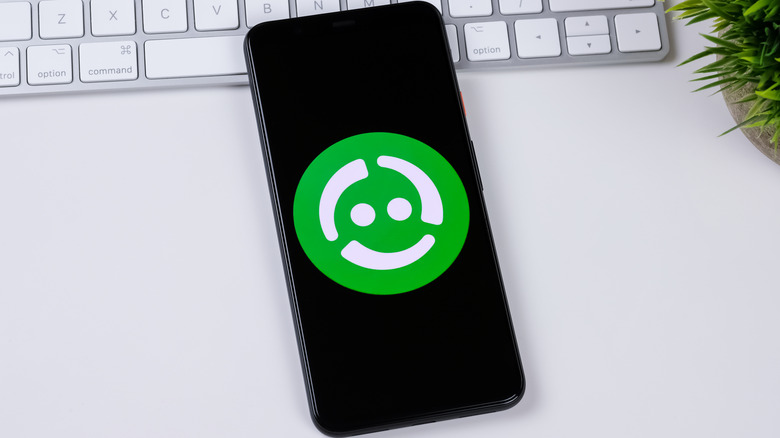 Un téléphone OnePlus sur l’écran de mise à jour du logiciel OxygenOS 16.