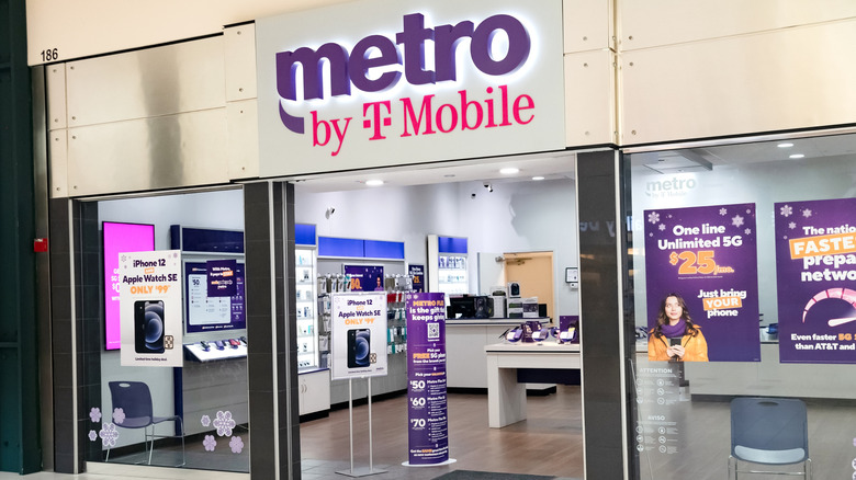 Un magasin Metro by T-Mobile vendant des smartphones.