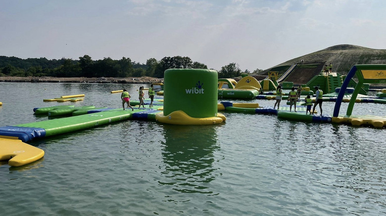 Enfants jouant au parc aquatique Land of Natura.