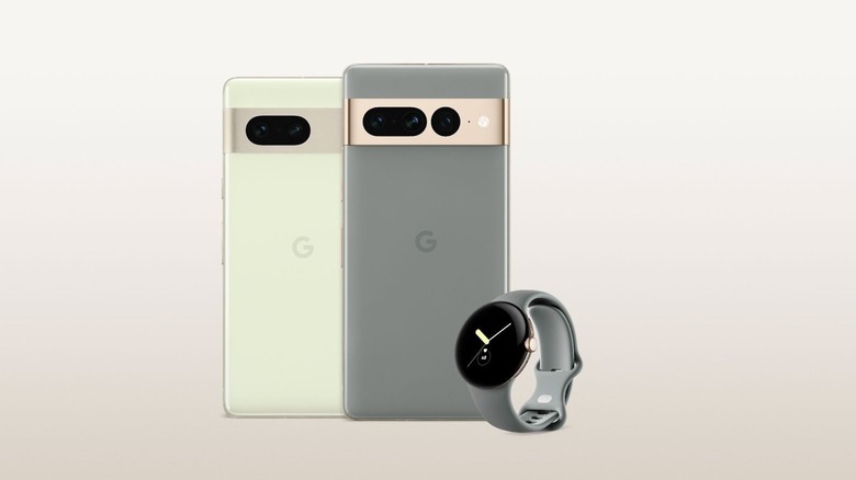 Un Pixel 7 et un Pixel 7 Pro en vert et gris, aux côtés d'une montre intelligente Pixel.