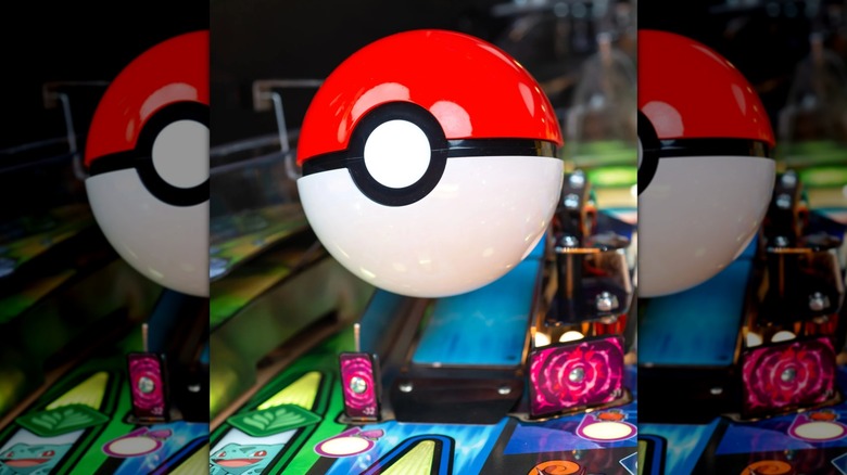 Une Poké Ball décorative sur la table Pokémon Stern Pinball.
