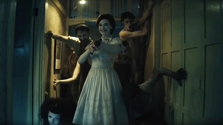 La poupée et autres fantômes dans Insidious : Out of the Further