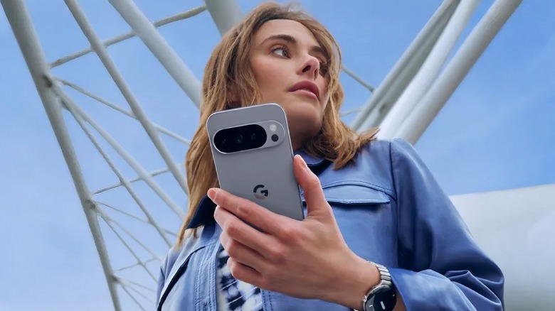 Une femme tient le Pixel 10