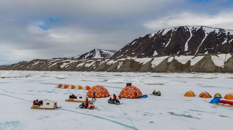 Des gens campent sur la glace dans le parc national Sirmilik au Canada.