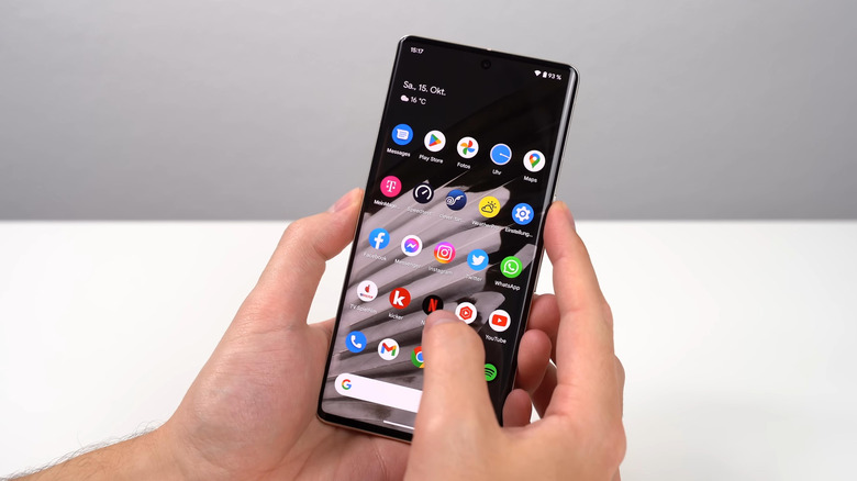 Personne utilisant un Pixel 7 Pro