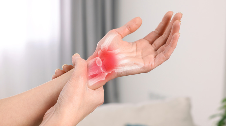Personne souffrant d’inflammation des articulations de la main et du poignet