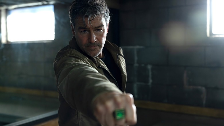 Kyle Chandler dans le rôle de Hal Jordan pointant son Power Ring dans Lanterns