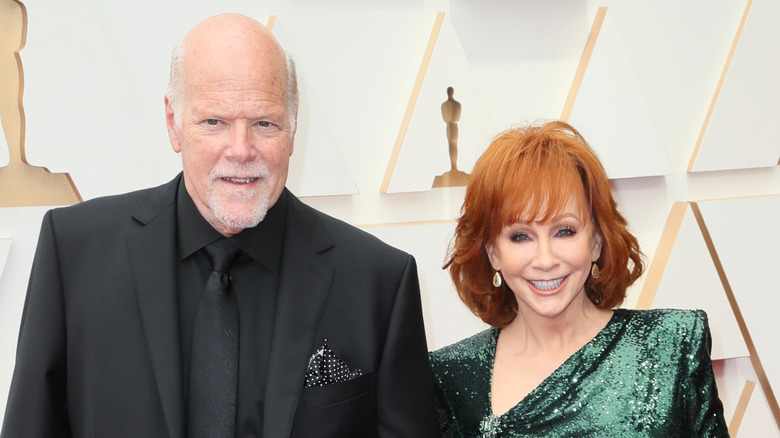 Reba McEntire et Rex Linn posant aux Oscars 2022