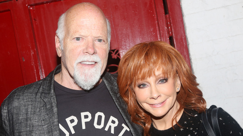 Reba McEntire et Rex Linn posant ensemble