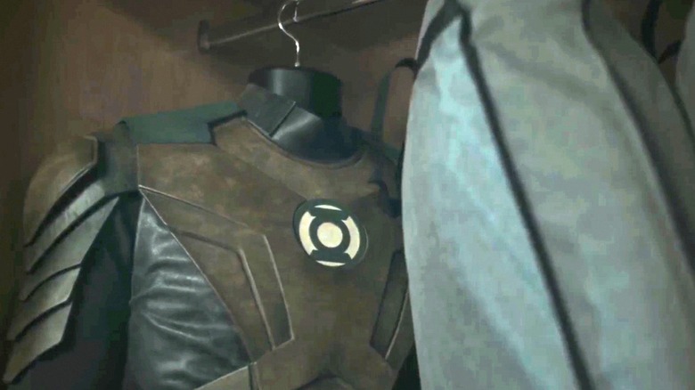 Les costumes Green Lantern sont suspendus dans un placard dans Lanterns
