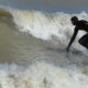 Comment les Grands Lacs créent des vagues puissantes sur lesquelles vous pouvez surfer comme l'océan