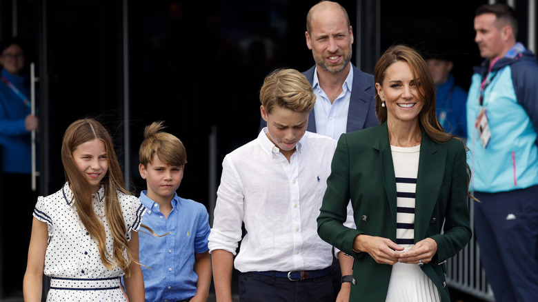 Kate Middleton marchant avec la princesse Charlotte, le prince Louis, le prince George et le prince William