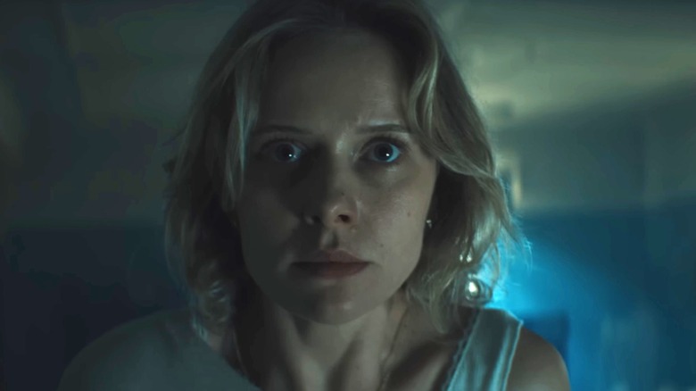 Amelia Eve dans le rôle de Gemma avec un air de peur sur le visage dans Insidious : Out of the Further