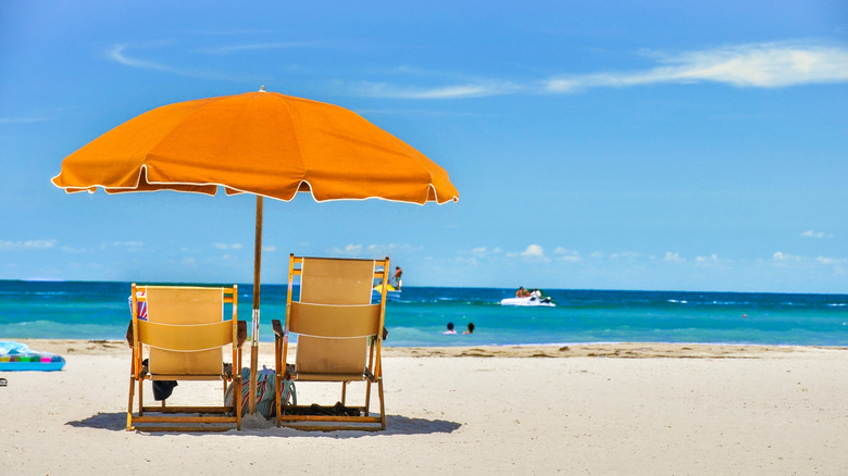 Parasols et chaises de plage lors d'une journée ensoleillée à St. Pete, en Floride