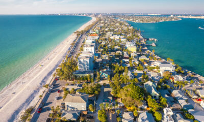La superbe plage de la côte du golfe de Floride donne l'impression de visiter les Bahamas