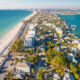 La superbe plage de la côte du golfe de Floride donne l'impression de visiter les Bahamas