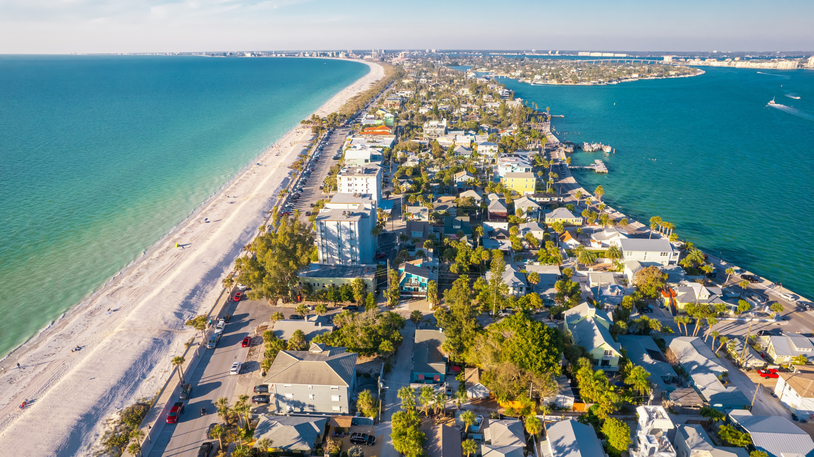 La superbe plage de la côte du golfe de Floride donne l'impression de visiter les Bahamas