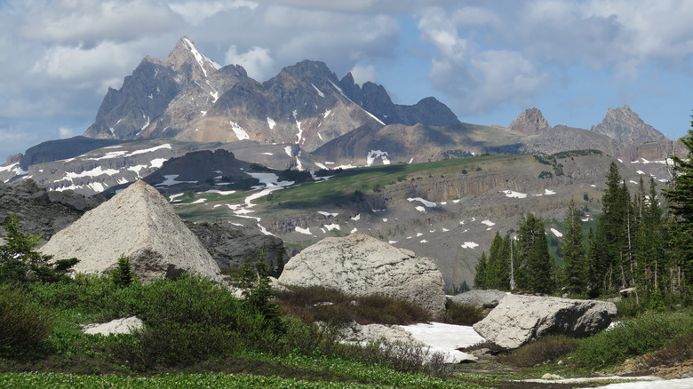 Vue panoramique sur les Tetons striés de neige sur le sentier Teton Crest.