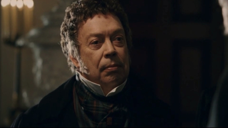 Alexander Monro de Tim Curry est vu dans l'ombre dans Burke & Hare