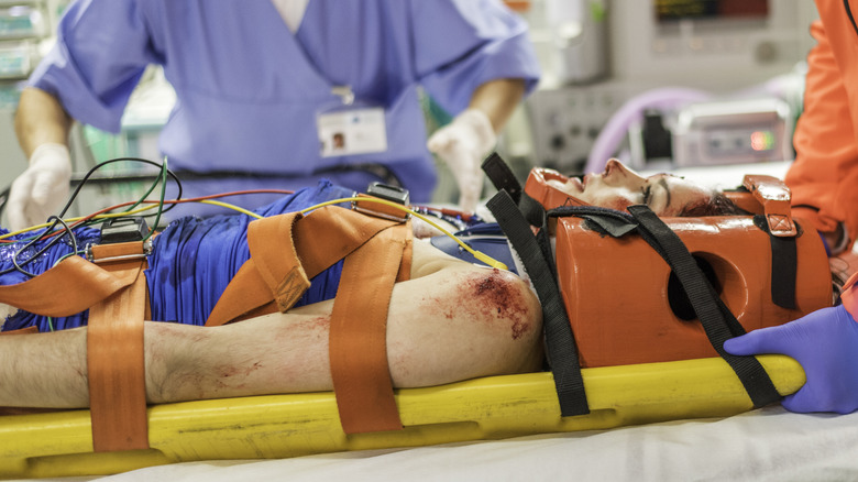 Un ambulancier et une infirmière admettent un patient critique aux urgences
