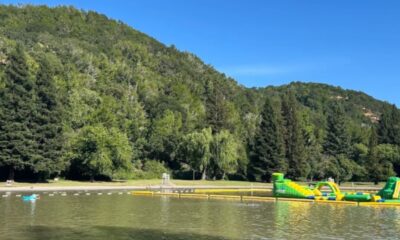 Le lac du nord de la Californie possède un parc aquatique flottant pour le plaisir et les loisirs en famille en plein air