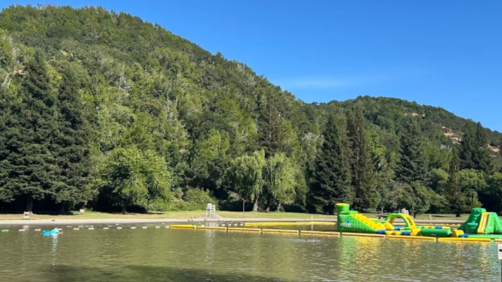 Le lac du nord de la Californie possède un parc aquatique flottant pour le plaisir et les loisirs en famille en plein air