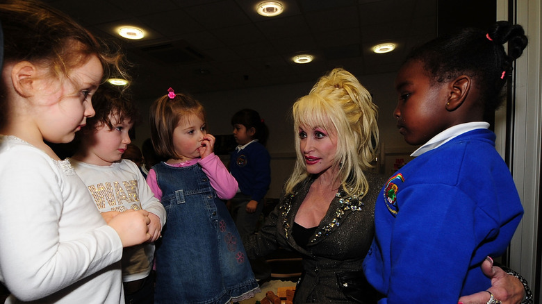 La chanteuse superstar country et western Dolly Parton rencontre de jeunes écoliers au Magna Science And Adventure Park le 5 décembre 2007.