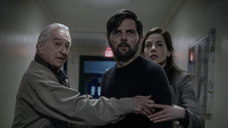 Pete, Tom et Amanda dans un couloir dans The Whisper Man