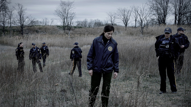 Amanda et d'autres flics trouvent un corps dans un champ dans The Whisper Man