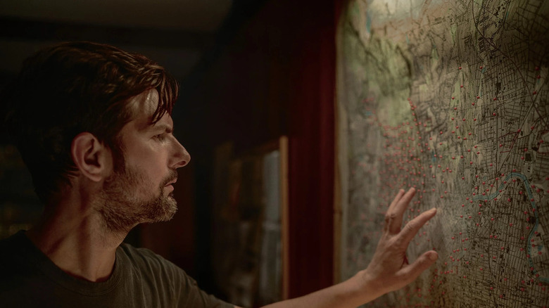 Tom regarde une carte dans The Whisper Man