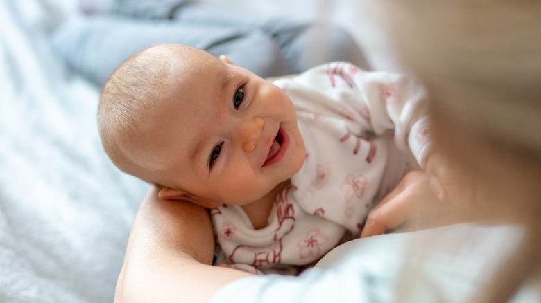 Joyeux bébé souriant