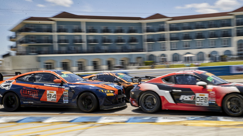 Voitures de course au Sebring International Raceway en Floride, lieu d'inspiration pour GTA 6