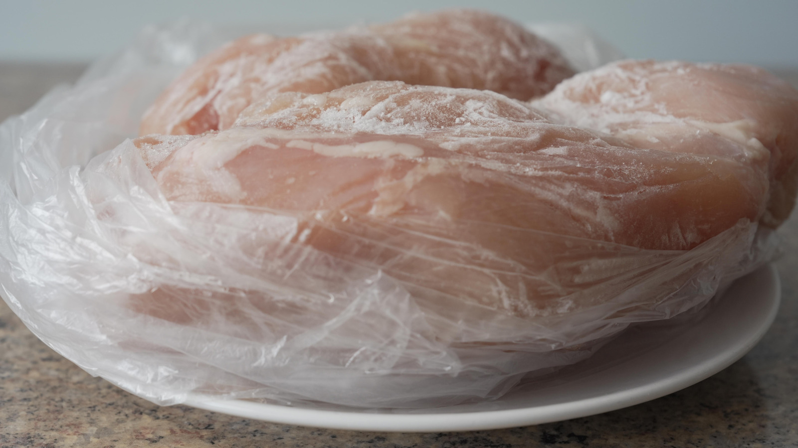 Vous devriez réfléchir à deux fois avant de décongeler des aliments surgelés sur votre comptoir