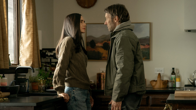 Jennifer Connelly dans le rôle de Daniela Dessen appuyée contre un comptoir de cuisine en face de Joel Edgerton dans le rôle de Jason Dessen dans Dark Matter