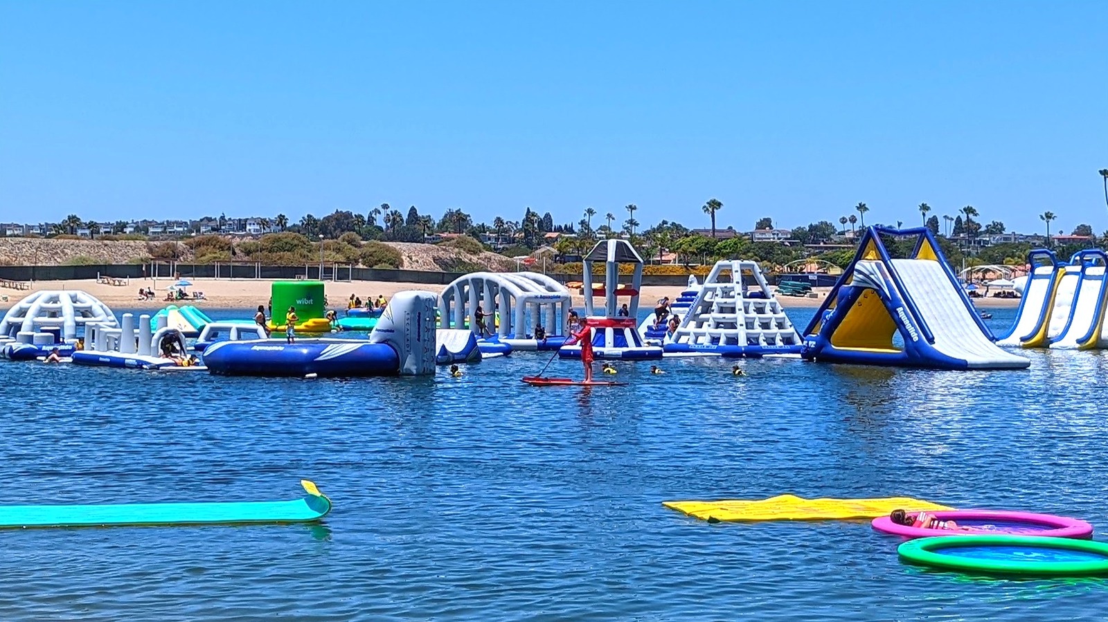 Entre Los Angeles et San Diego se trouve une station côtière avec un immense parc aquatique flottant et gonflable