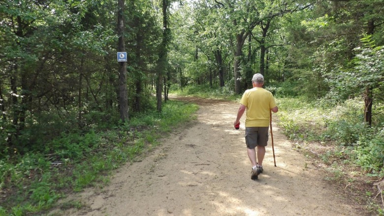 Un homme marchant le long de l’un des sentiers Lehigh Portland au Kansas.
