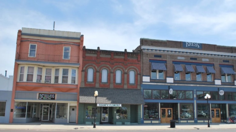 Une rangée de bâtiments historiques à Iola, Kansas.