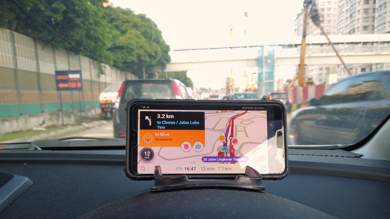 Application Waze affichant la navigation et le compteur de vitesse