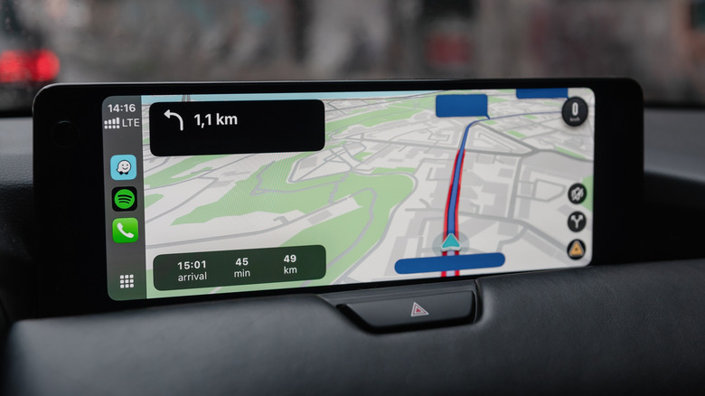Application Waze affichant la navigation sur un écran d'infodivertissement de voiture