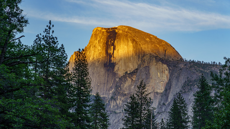 Half Dome éclairé par un coucher de soleil doré