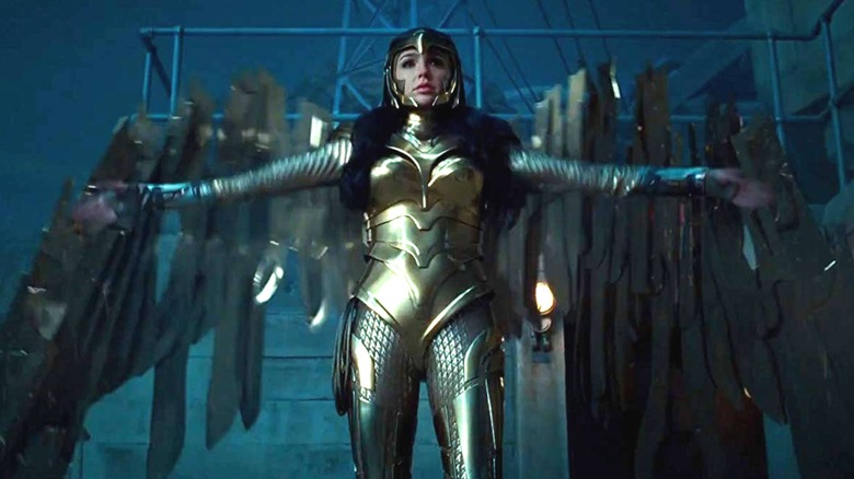 Gal Gadot dans le rôle de Wonder Woman dans son costume doré avec les bras tendus dans Wonder Woman 1984
