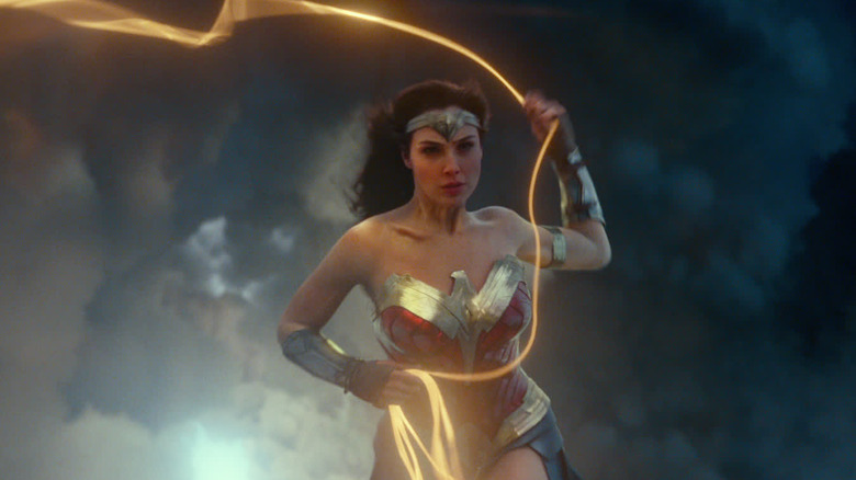 Gal Gadot dans le rôle de Wonder Woman balançant son lasso dans le ciel dans Wonder Woman 1984