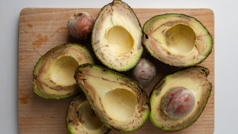 Tas d'avocats virant au brun