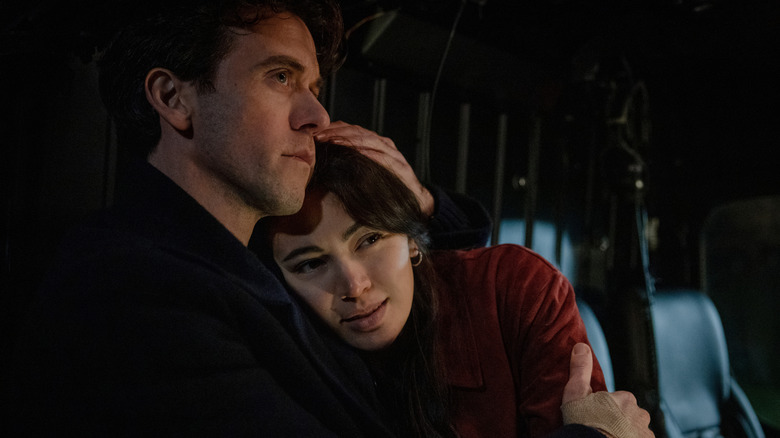 Daniel tient Helen inquiète dans Silo