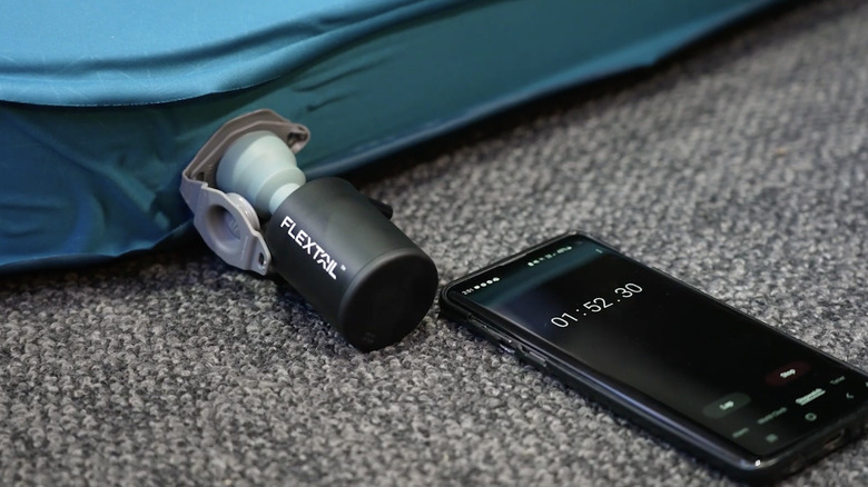 Une pompe à air portable utilisée pour dégonfler un matelas de camping en moins de trois minutes.