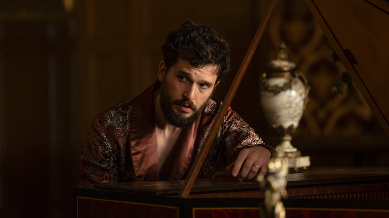 Henry assis devant un piano d'un air maussade sur Industry