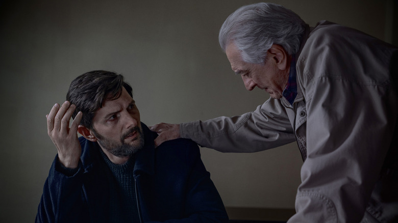 Tom bouleversé est réconforté par Pete dans The Whisper Man