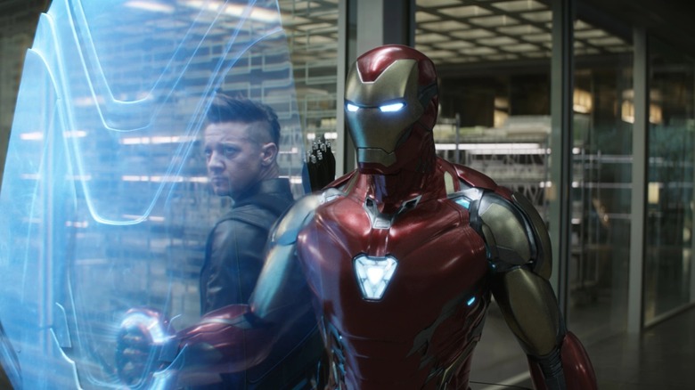 Robert Downey Jr. dans le rôle de Tony Stark portant son armure d'Iron Man debout dans un entrepôt à côté de Jeremy Renner dans le rôle de Clint Barton dans Avengers : Endgame