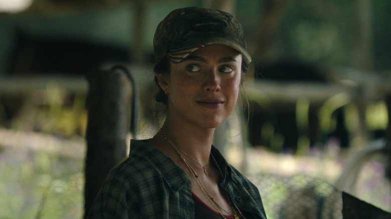 Margaret Qualley dans le rôle de Cima donnant un œil de côté dans The Dog Stars