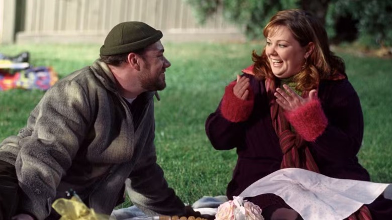 Jackson Douglas et Melissa McCarthy sont photographiés sur le tournage de Gilmore Girls de WB dans le rôle de Sookie et Jackson